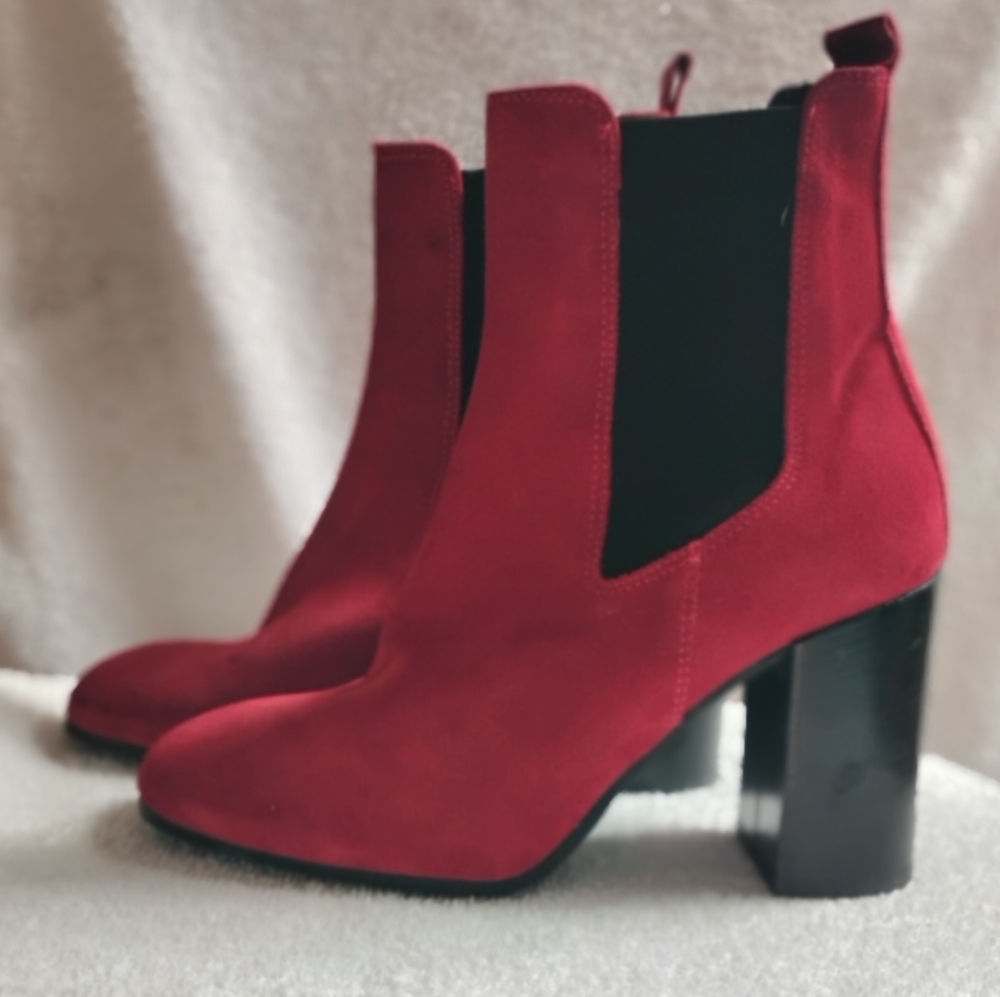 Barney's New York Made in Italy Red Suede boots